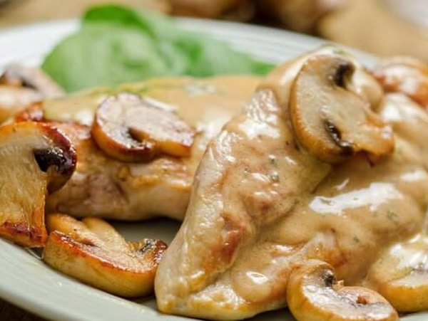 Chicken with mushrooms and extra virgin olive oil